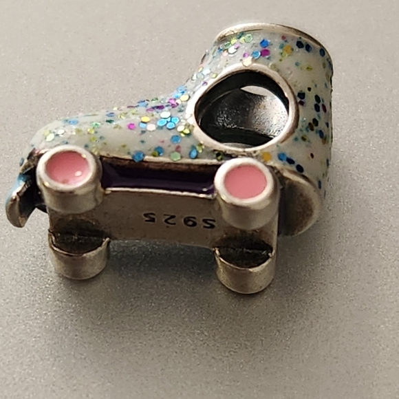 Retro Roller Skate Charm in sterling silver - Picture 2 of 6